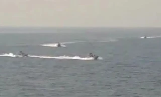 4 tàu hải quân Iran bị tố áp sát khu trục hạm Mỹ