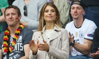 Ngắm cô bồ xinh đẹp của trung vệ Đức