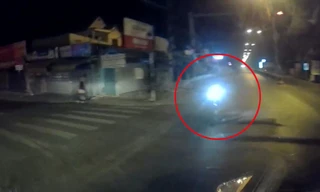 Ôtô và xe máy tông nhau vì cùng vượt đèn đỏ