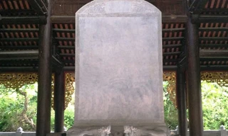 Bia đá đặc biệt này được đặt tại chùa Bái Đính, xã Gia Sinh, huyện Gia Viễn, Ninh Bình. Bia đá này nằm cạnh những bia hậu của ngôi chùa nắm giữ nhiều kỷ lục của Đông Nam Á, Châu Á và Việt Nam.