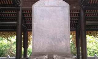 Bia đá đặc biệt này được đặt tại chùa Bái Đính, xã Gia Sinh, huyện Gia Viễn, Ninh Bình. Bia đá này nằm cạnh những bia hậu của ngôi chùa nắm giữ nhiều kỷ lục của Đông Nam Á, Châu Á và Việt Nam.