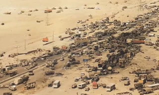 Hàng nghìn phương tiện bị bắn cháy trên xa lộ 80 năm 1991. Ảnh: Wikimedia.