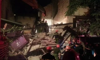 Hiện trường vụ sập nhà 3 tầng ở Cửa Bắc, nhiều người bị vùi lấp