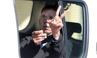 Mustafa ra dấu chiến thắng khi ra khỏi tòa án. Ảnh: Independent.