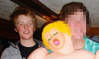 Công tước thừa kế 11 tỷ USD lộ ảnh cùng búp bê tình dục