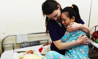 Sản phụ Nga cảm động khi gặp lại ân nhân - nữ bác sĩ người Anh Fiona Sutton. Ảnh: Đoàn Nguyên.