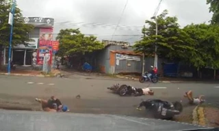 Hai xe máy tông nhau kinh hoàng giữa ngã tư