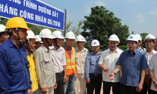 Chủ tịch Tổng LĐLĐVN Bùi Văn Cường thăm công nhân thi công cầu Ghềnh.