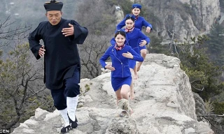 Trong trang phục tiếp viên màu xanh, chỉ thiếu đôi giày cao gót, 3 cô gái trẻ học theo hướng dẫn của một bậc thầy kungfu đạo Lão để có ý chí kiên cường.