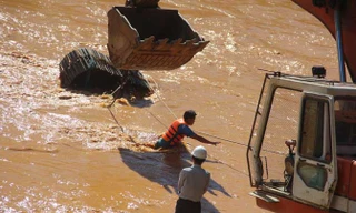 Lực lượng chức năng trục vớt xe và tìm kiếm thi thể nạn nhân.