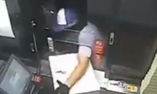 Tên cướp bất lực bỏ lại hòm tiền trong tay