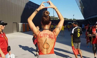 Nàng WAG của đội tuyển Bỉ Rafaella Szabo đang gây sốt trên mạng xã hội bằng một cách cổ vũ rất độc đáo.