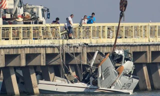 Chiếc máy bay thuộc sở hữu của công ty hàng không Joy General cất cánh trong một chuyến bay trình diễn. Máy bay chở 10 người, bao gồm phi công đã đâm phải cây cầu ở quận Kim Sơn.