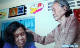 Hai mẹ con, hai người đồng chí sống nương tựa vào nhau lúc tuổi già.