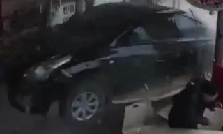 Hãi hùng ô tô mất lái, đâm hàng loạt người trong quán ăn