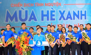 Anh Phạm Hồng Sơn, Phó bí thư Thành Đoàn, Chỉ huy trưởng chiến dịch Mùa hè xanh, phất cờ xuất quân chiến dịch.