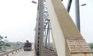 Sau 3 tháng cấm ô tô, từ tuần này phương án cho ô tô dưới 9 chỗ lưu thông qua cầu Việt Trì sẽ được đưa ra. Ảnh: Trọng Đảng.