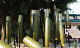 Cận cảnh 'rừng bom' giữa trung tâm Thủ đô