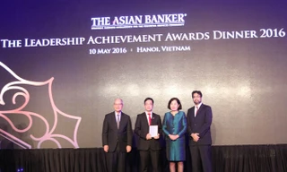Đại diện Agribank nhận giải thưởng.