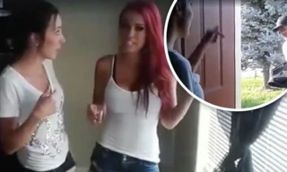 Người vợ (bên trái) đã cùng cô bạn thân giăng bẫy bắt quả tang chồng ngoại tình. Ảnh:Dailystar.