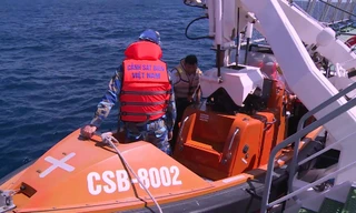 Lực lượng cảnh sát biển tham gia trục vớt máy bay CASA 212 sáng nay.