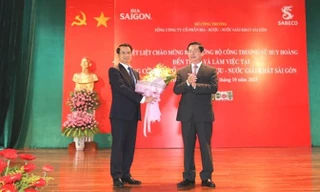 Bộ trưởng Vũ Huy Hoàng (phải) tặng hoa cho ông Võ Thanh Hà, Chủ tịch Sabeco