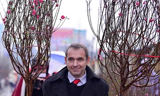 Đại sứ Pháp gói bánh chưng, sắm cành đào chuẩn bị đón Tết Việt