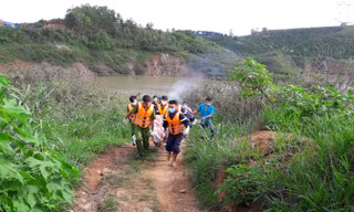 Lực lượng cứu hộ đưa thi thể nạn nhân lên bờ.