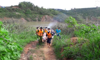 Lực lượng cứu hộ đưa thi thể nạn nhân lên bờ.