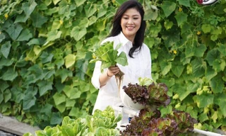 Cựu Thủ tướng Thái Lan tự tay chăm sóc vườn rau