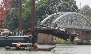 Trục vớt chiếc tàu đắm đâm sập cầu Ghềnh.