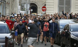 CĐV Anh đổ ra đường mừng Nga thua trận