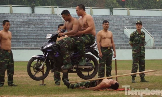 Biên phòng Việt Nam trình diễn khí công tuyệt đỉnh