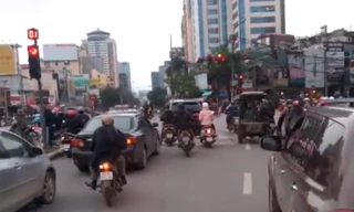 Xe cứu hỏa 'mỏi mồm'... xin đường ở Hà Nội