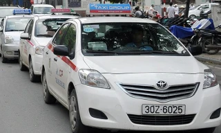 Một số hãng taxi đã có quyết định giảm giá cước song mức giảm chỉ 300-600 đồng/km và chỉ áp dụng tại một số địa phương. Ảnh :Ngọc Lan/Zing