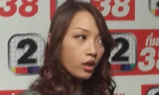 Cô gái tố bị Châu Du Dân lừa tình trong buổi họp báo tại Thái Lan. Ảnh: QQ.