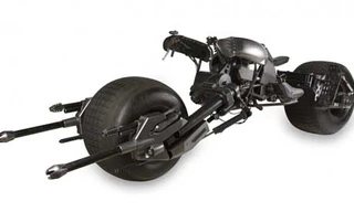 Mẫu xe đặc biệt từ màn ảnh rộng xuất hiện tại sự kiện bán đấu giá của Pop Store từ nay đến 27/9. Địa điểm trưng bày Batpod là rạp chiếu phim BFI IMAX, thủ đô London, Anh. Giá khởi điểm từ 80.000 USD.