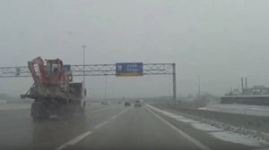 Thót tim cảnh xe tải văng bánh khi đang chạy trên cao tốc