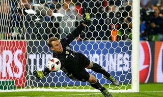 Cầu thủ Đức cứ sút hỏng penalty, tất cả đã có Neuer lo