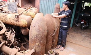 Những vỏ bom to nguyên hình được đại lý giữ lại bán cho các bảo tàng có nhu cầu. Ảnh: Hoàng Táo.