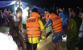 Cảnh sát PCCC bàn giao thi thể nạn nhân cho cơ quan chức năng.