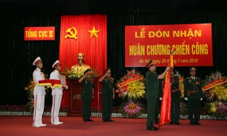 Thừa ủy quyền của Chủ tịch nước, Trung tướng Phan Văn Văn Giang gắn Huân chương Chiến công lên Quân kỳ Quyết thắng của Tổng cục II.