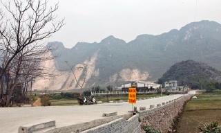 Lính pháo binh trổ tài làm đường dân sinh