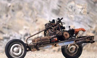 Thoát chết nhờ biến ôtô thành xe máy