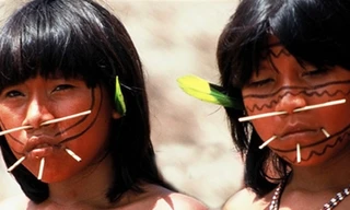 Các bé gái của bộ tộc có cách trang điểm khác thường.
