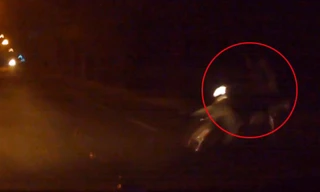 Ôtô hất tung đôi nam nữ chạy xe máy qua đường kiểu 'tự sát'