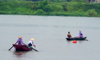 Huy động dân chài thả lưới câu thi thể quanh vị trí tàu chìm (phao vàng đánh dấu). Ảnh: T.L.