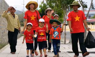 Gia đình anh Nguyễn Thành Hưng, chị Lê Thị Trúc Hà và gia đình anh Lê Đức Pháp, chị Nguyễn Thị Thu Hà ở thị trấn Trường Sa về quê ăn Tết.