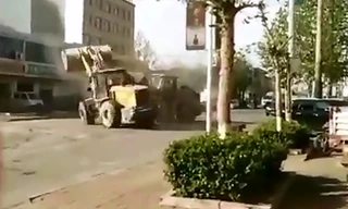 Kinh hoàng máy kéo 'hỗn chiến' náo loạn đường phố