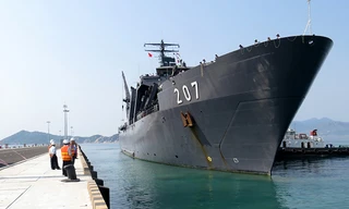 Tàu quân sự Singapore cập Cảng quốc tế Cam Ranh